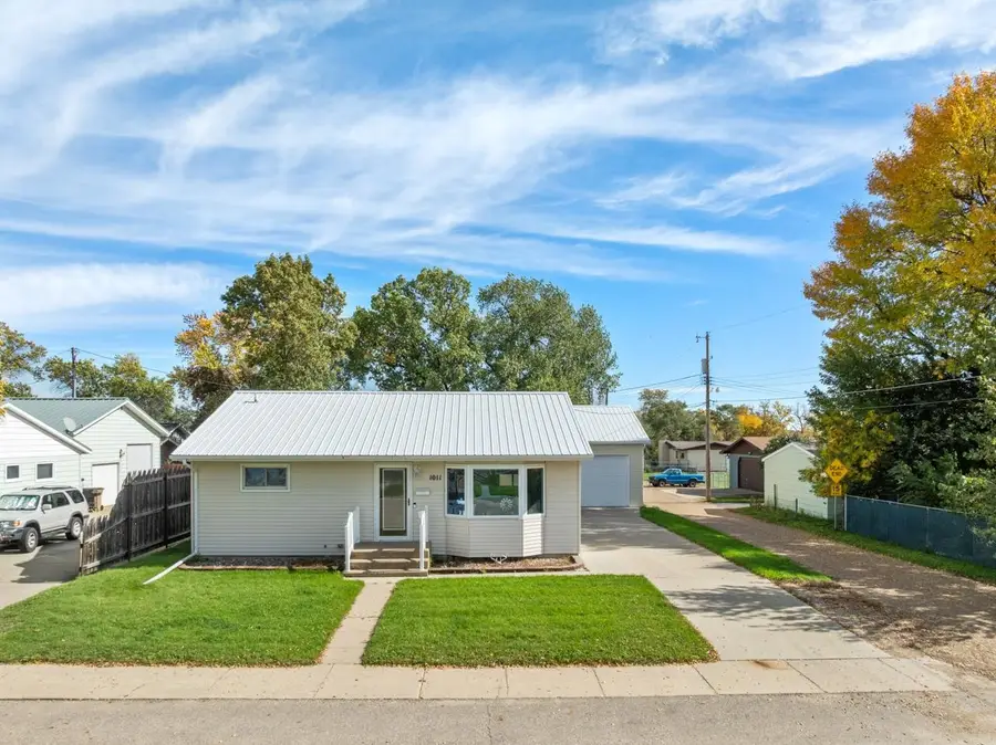 1011 8th St SE, Minot, ND 58701 - #3