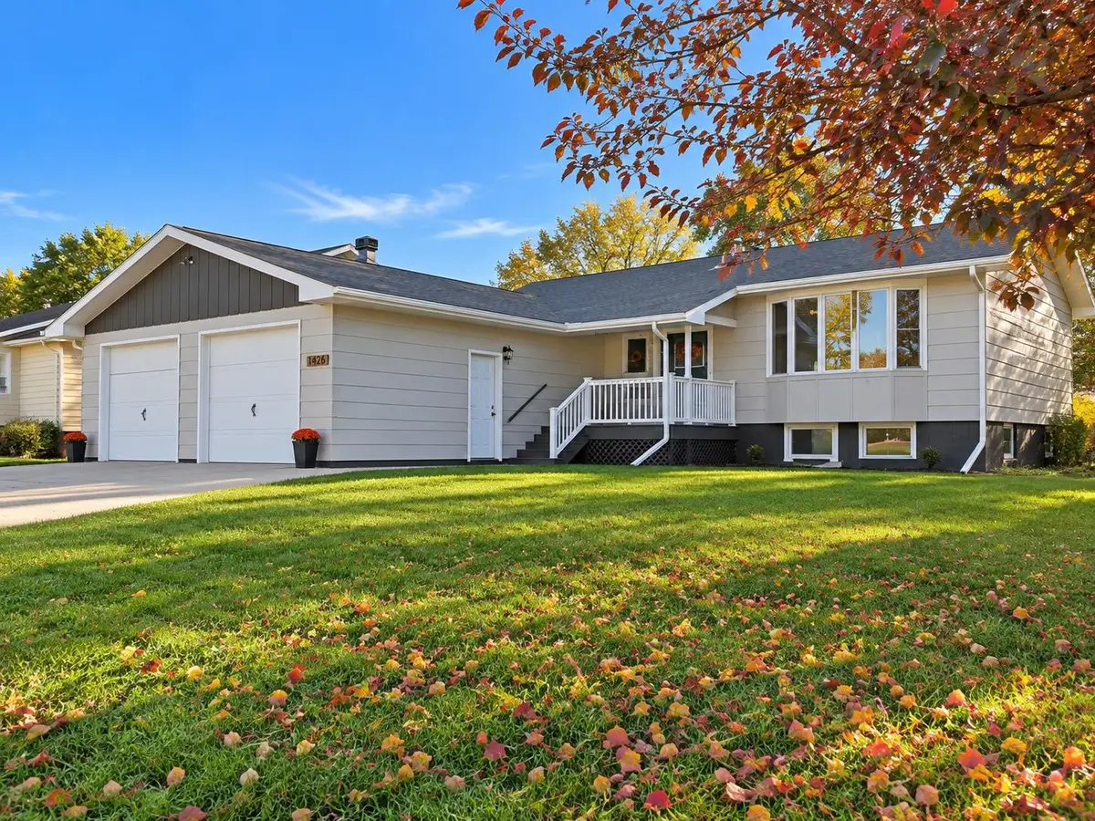 1426 1st St SE, Minot, ND 58701 - #1