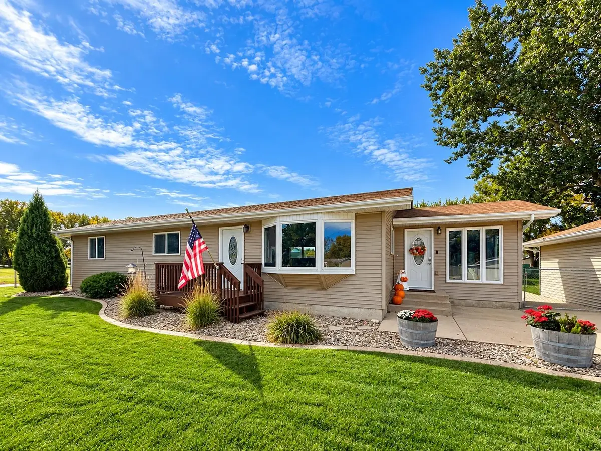 1112 25th St SE, Minot, ND 58701 - #1