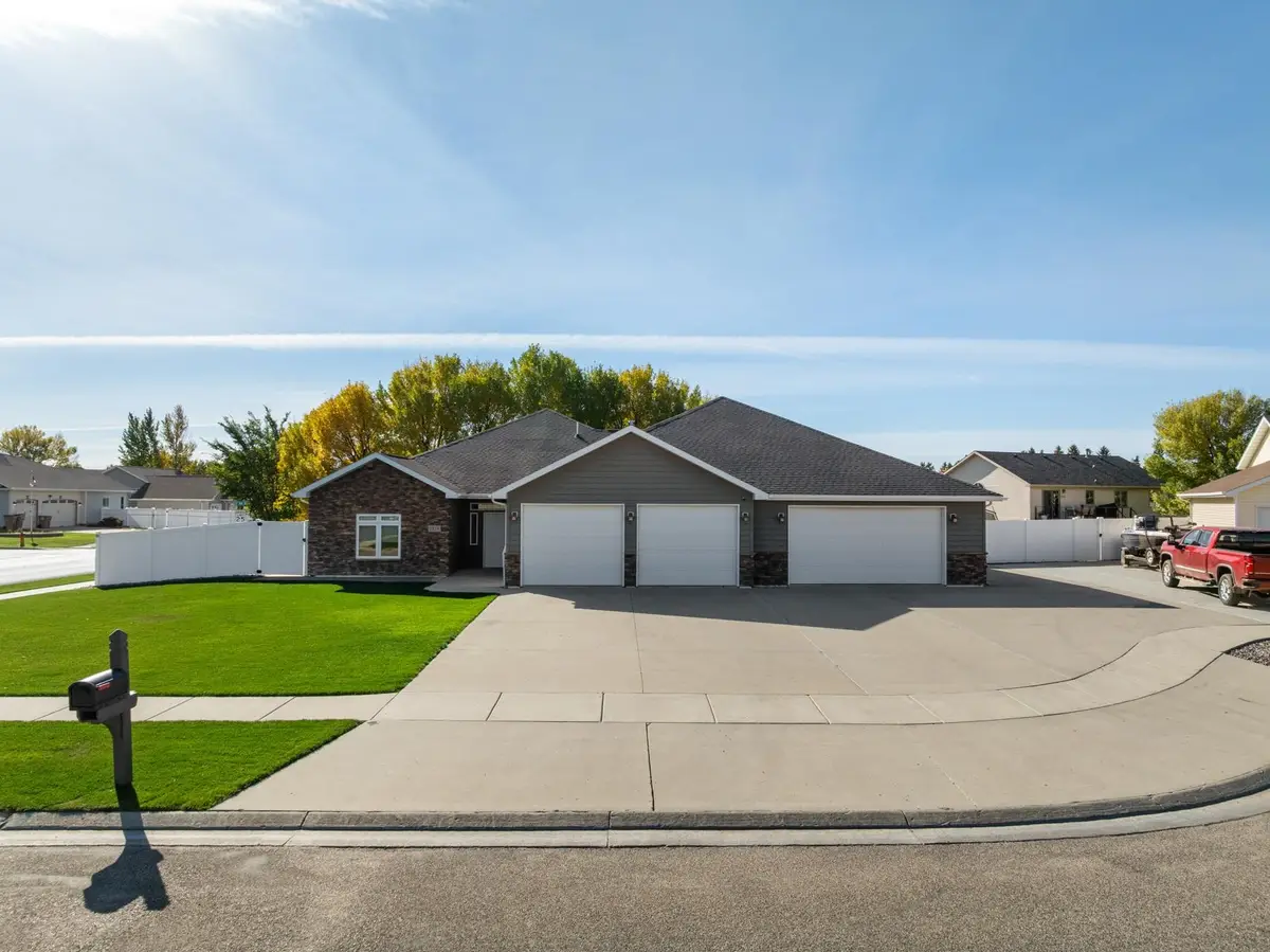 1216 Hiawatha St. SE, Minot, ND 58701 - #1