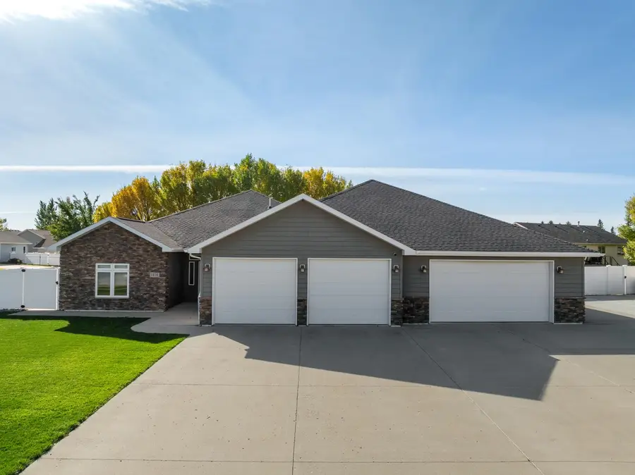 1216 Hiawatha St. SE, Minot, ND 58701 - #3