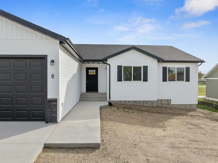 8 27th St NW, Minot, ND 58703 - #2