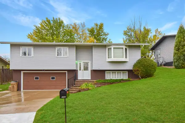 1705 10th St NW, Minot, ND 58703