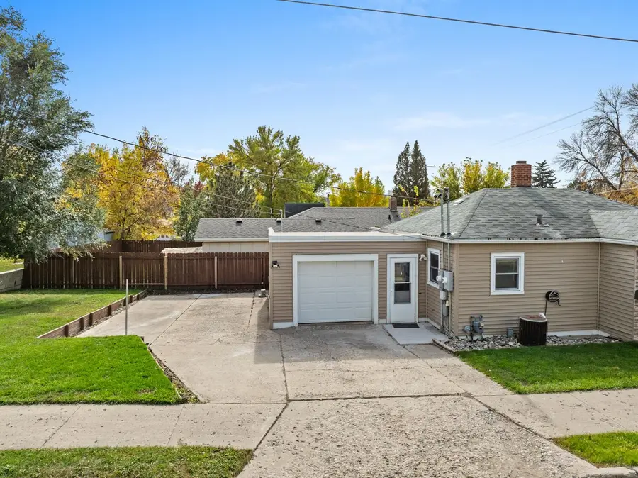 600 NE 10th Ave, Minot, ND 58703 - #3