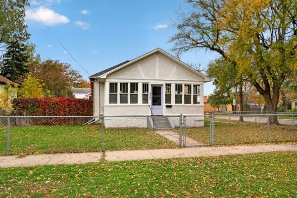 427 1st ST NE, Minot, ND 58701