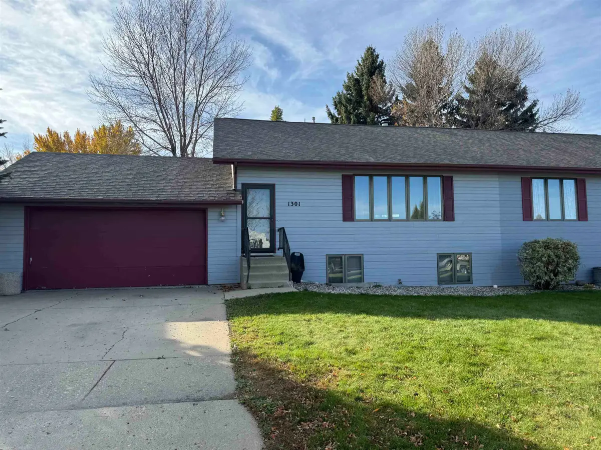 1301 SW 11 1/2 Ave SW, Minot, ND 58701 - #1
