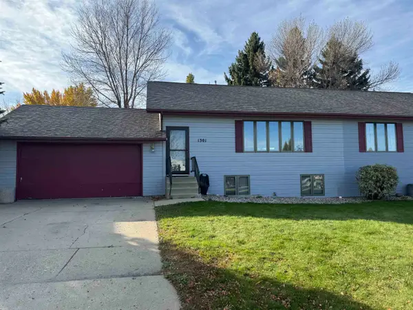 1301 SW 11 1/2 Ave SW, Minot, ND 58701