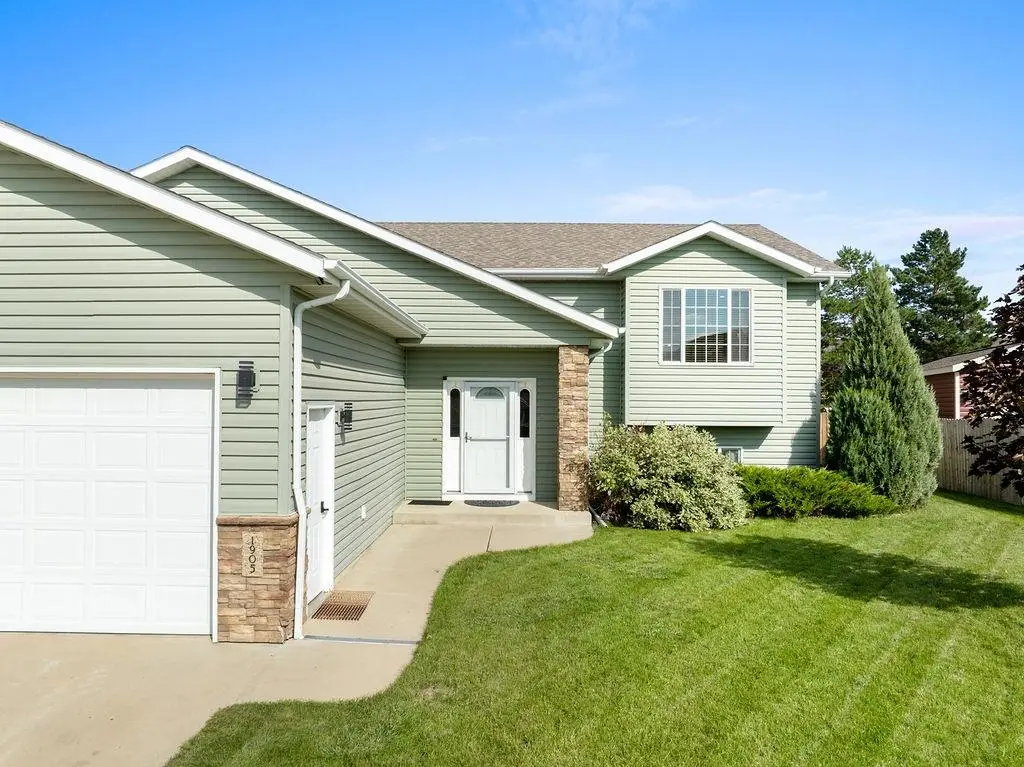 1905 26th St SW, Minot, ND 58701 - #1