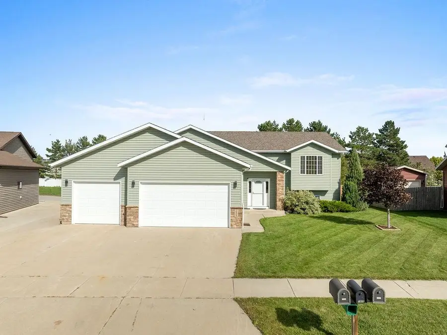 1905 26th St SW, Minot, ND 58701 - #2