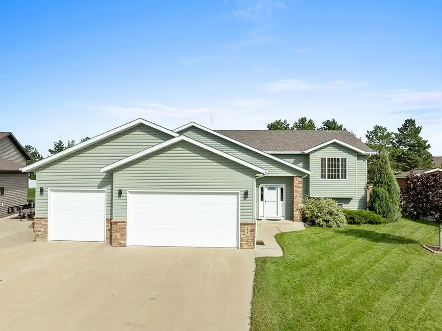 1905 26th St SW, Minot, ND 58701 - #3