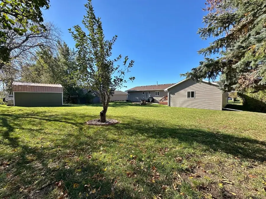 3121 1st St SE, Minot, ND 58701-0000 - #3