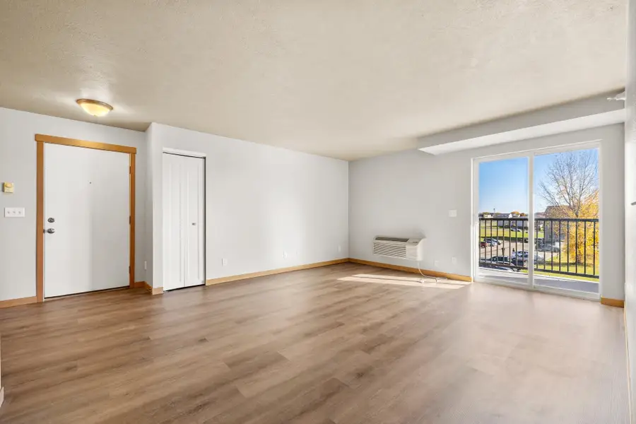 1620 NW 20th Ave #302, Minot, ND 58703 - #3