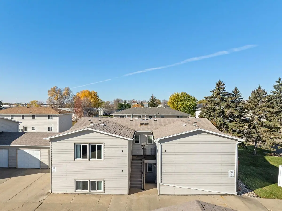 606 19th Ave SE, Minot, ND 58701 - #1