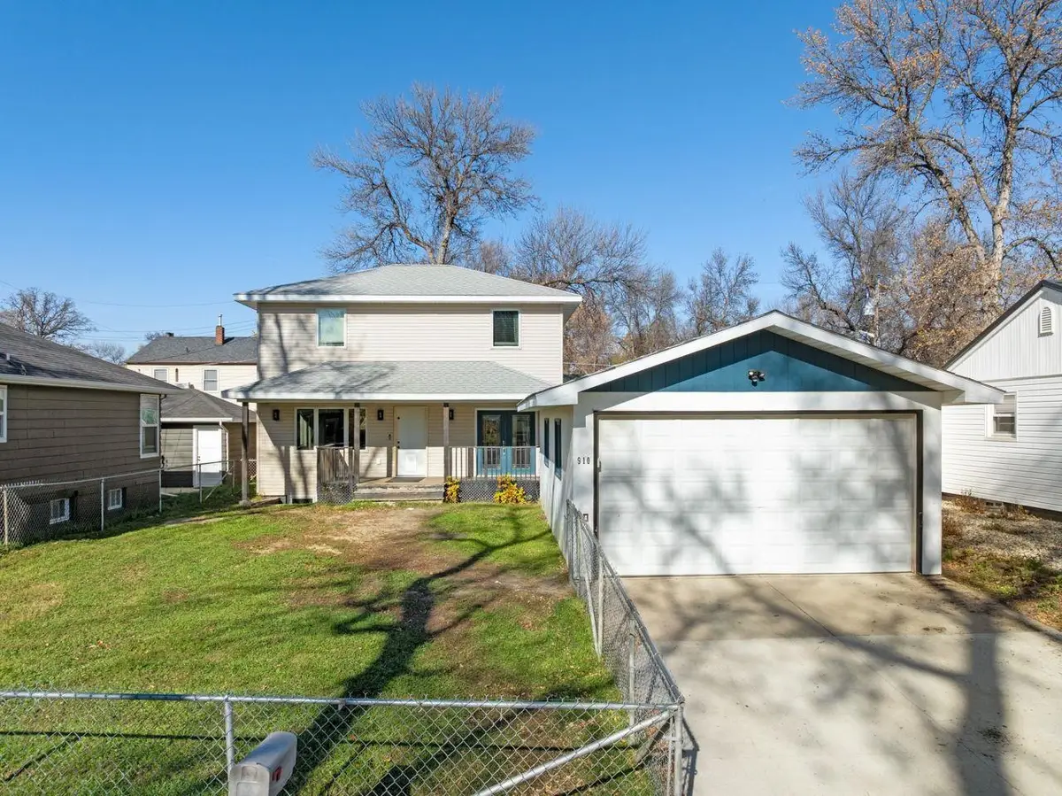 910 1st Ave SW, Minot, ND 58701 - #1