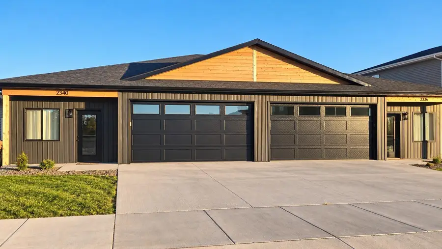 2105 35th St NW, Minot, ND 58703 - #3