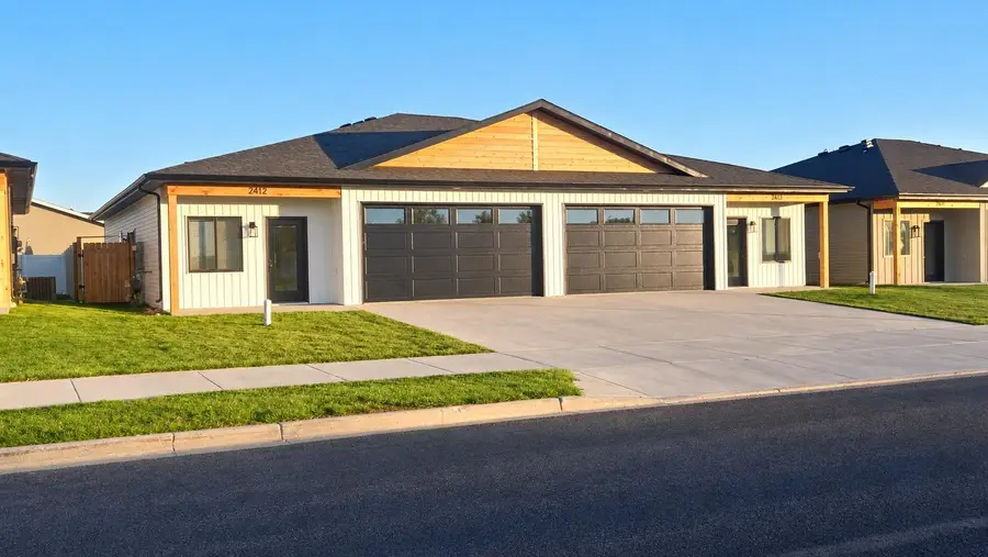 2107 35th St NW, Minot, ND 58703 - #3