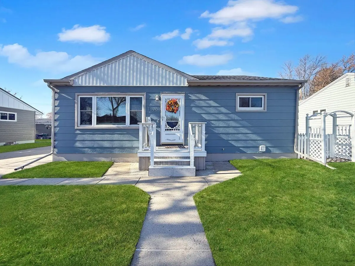 1020 8th St SE, Minot, ND 58701 - #1