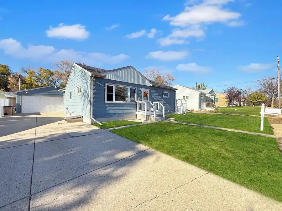 1020 8th St SE, Minot, ND 58701 - #2