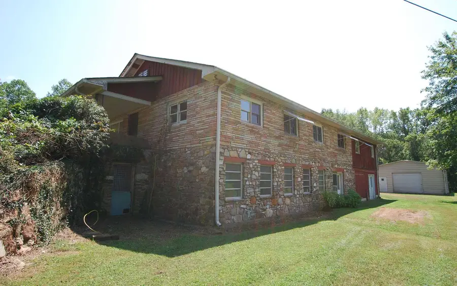 689 Pinelog Church Road, Brasstown, NC 28902 - Image #2