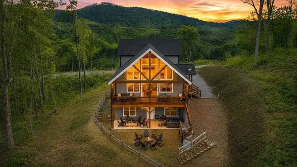 1016 Twisted Oak Road, Talking Rock, GA 30175