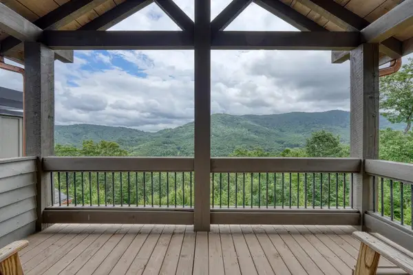 561 Deer Crest Road, Blue Ridge, GA 30513