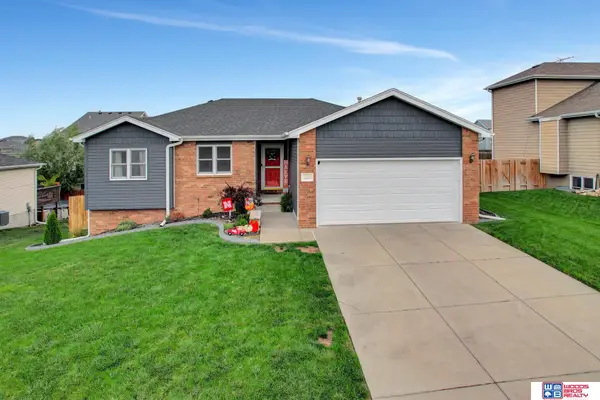 220 Orchard Place, Hickman, NE 68372
