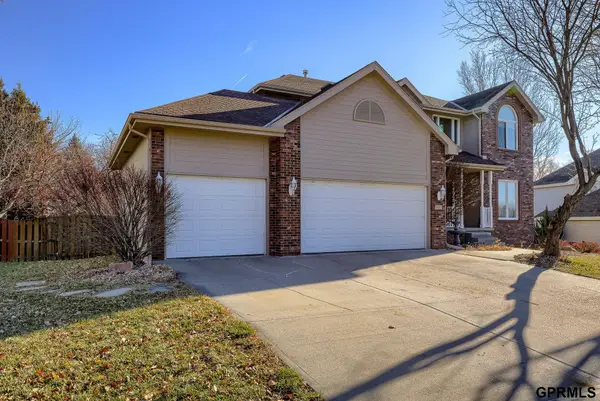 905 Roland Drive, Papillion, NE 68046