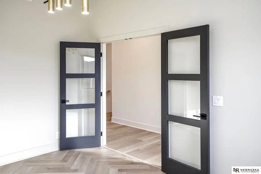 15709 Kansas Avenue, Omaha, NE 68116 - Image #2