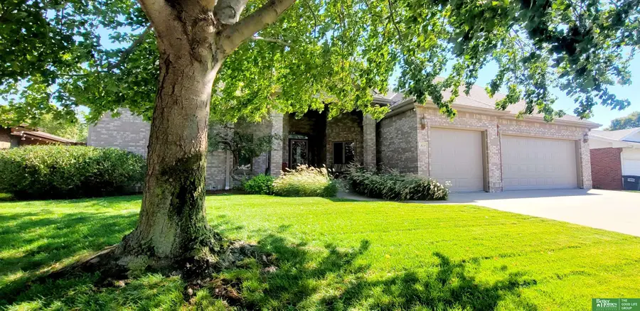 819 S Country Club Avenue, York, NE 68467 - Image #2