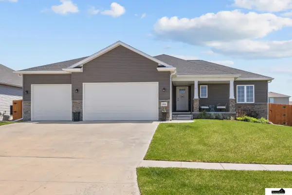1212 Birchwood Drive, Hickman, NE 68372