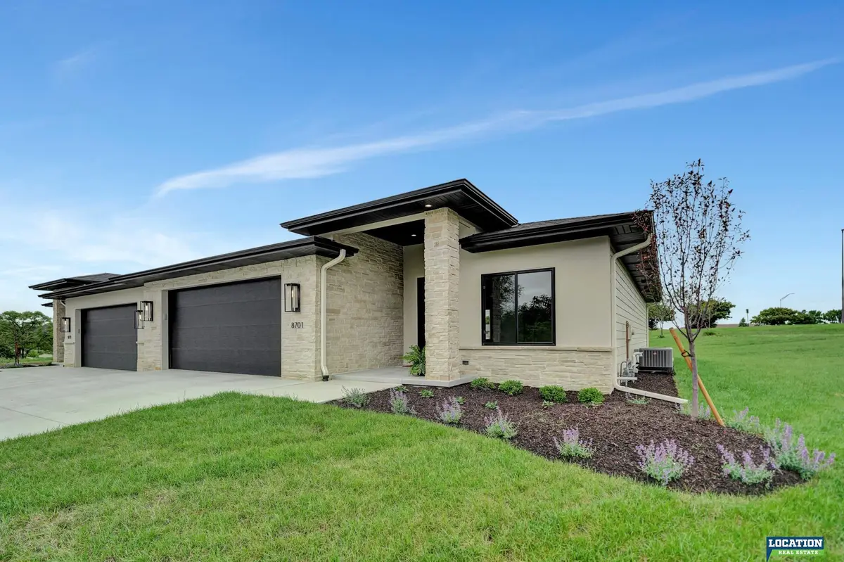 8701 Labrador Court, Lincoln, NE 68520 - Image #1