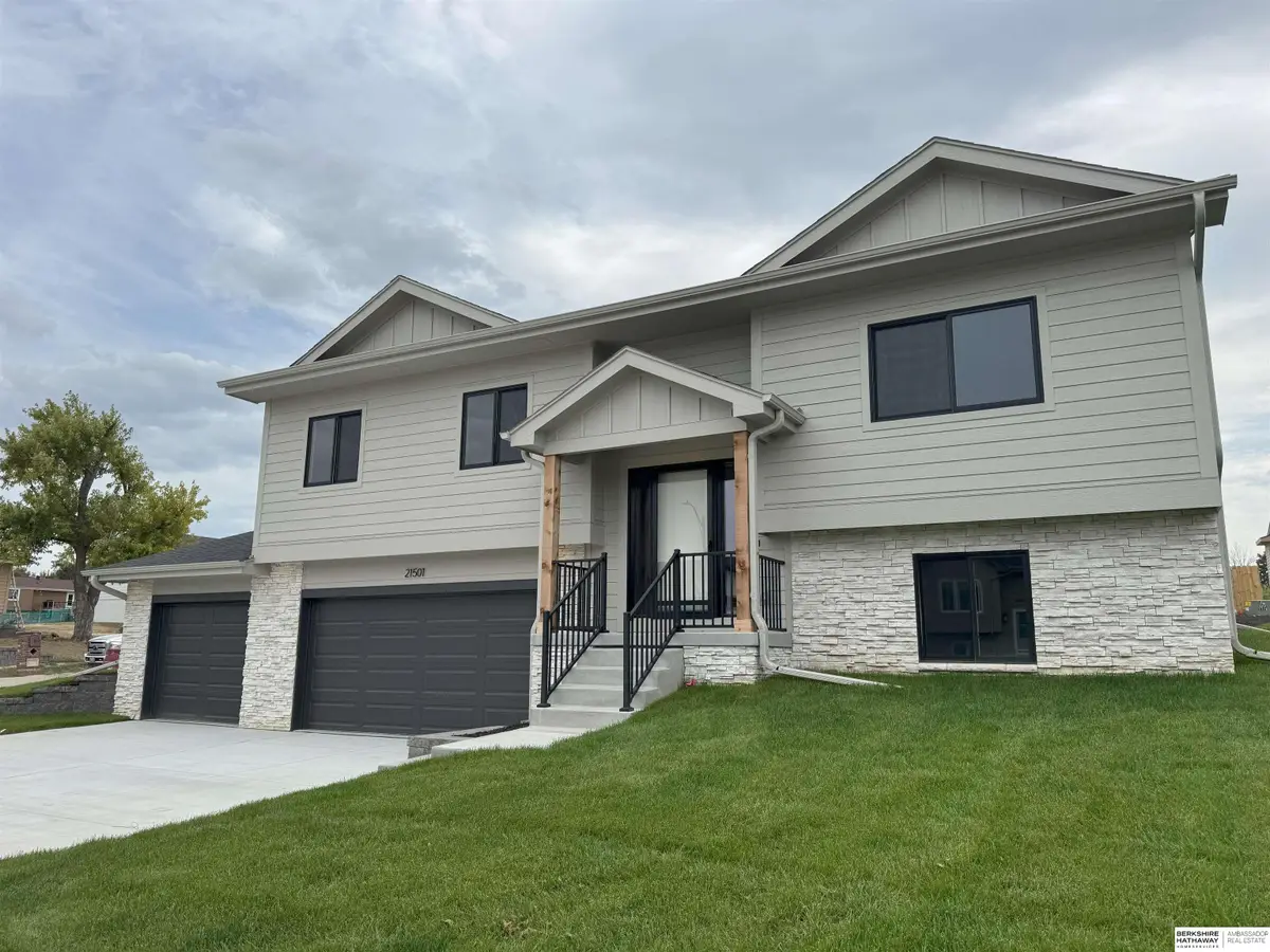 21501 Old Coach Road, Elkhorn, NE 68022 - Image #1