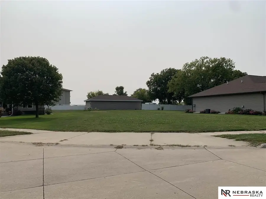 717 Nicholas Circle, York, NE 68467 - Image #2
