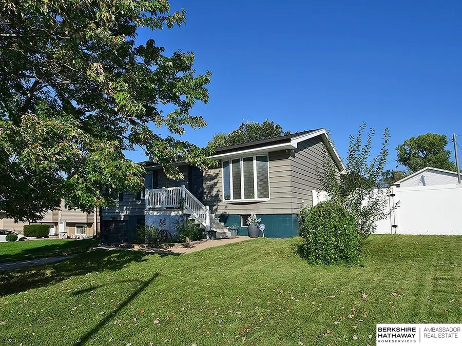 8812 Keystone Drive, Omaha, NE 68134 - Image #2