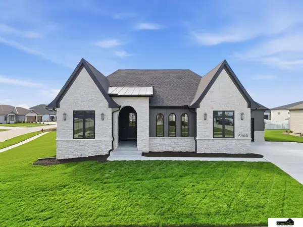 9365 Castle Pine Drive, Lincoln, NE 68516