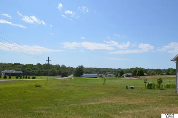 8520 Lake Ridge Drive, Plattsmouth, NE 68048