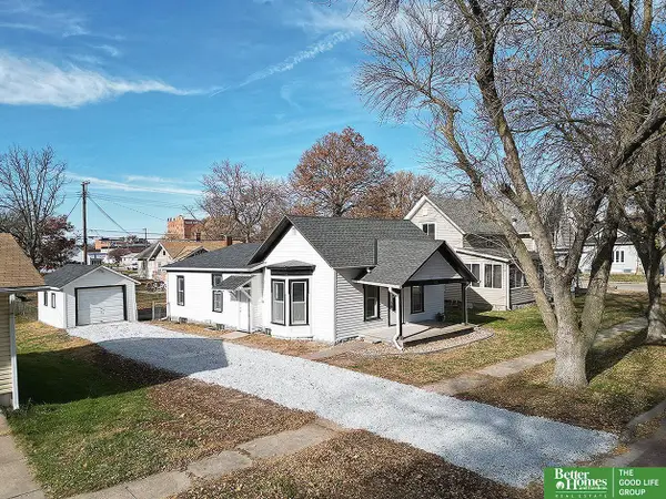 321 N Iowa Avenue N, York, NE 68467