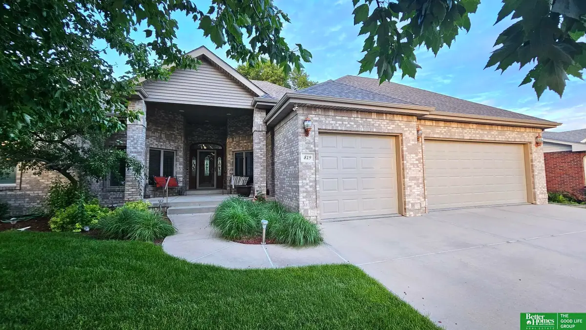 819 S Country Club Avenue, York, NE 68467 - #1