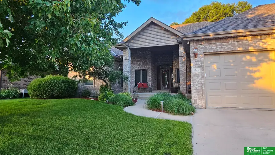 819 S Country Club Avenue, York, NE 68467 - #2