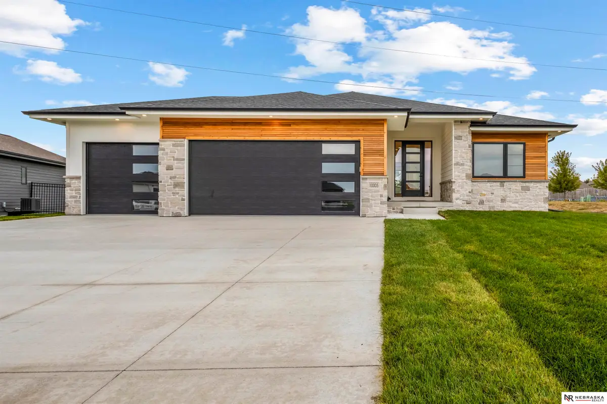 10005 S 180th Avenue Circle, Omaha, NE 68136 - Image #1