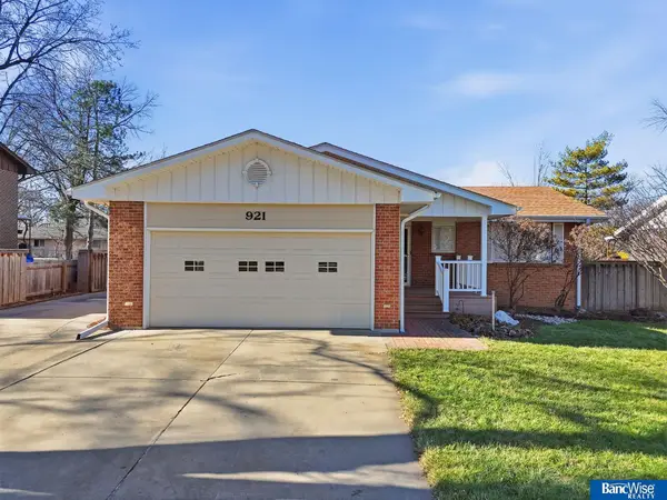 921 Cobblestone Drive, Lincoln, NE 68510