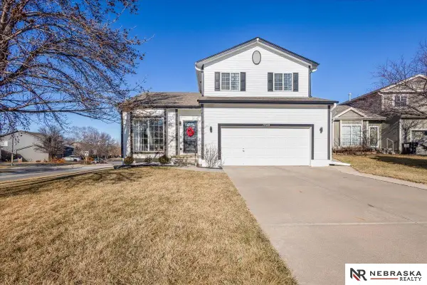 18648 N Circle, Omaha, NE 68135