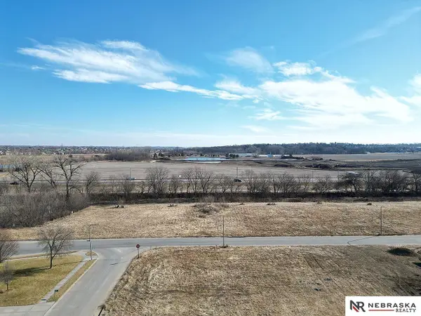 1001 Patricia Drive, Papillion, NE 68046