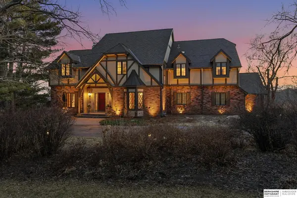 3913 Hawk Woods Circle, Omaha, NE 68112