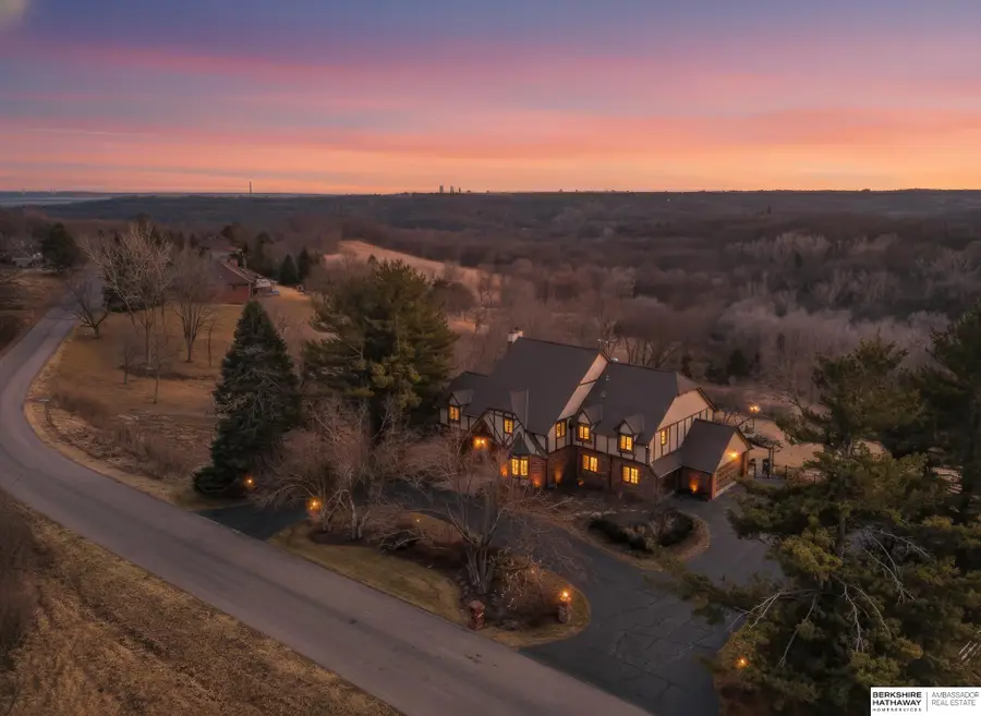 3913 Hawk Woods Circle, Omaha, NE 68112 - #2