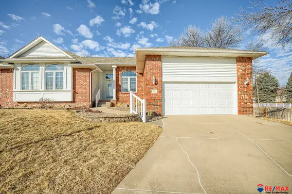 724 Villa Plaza, Papillion, NE 68046