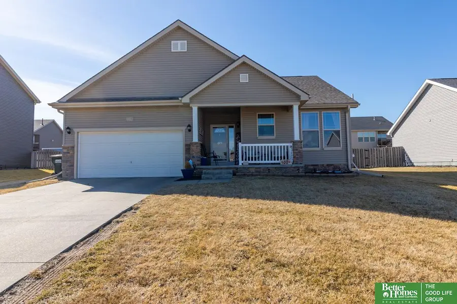 2205 Alexandra Road, Papillion, NE 68133 - #2