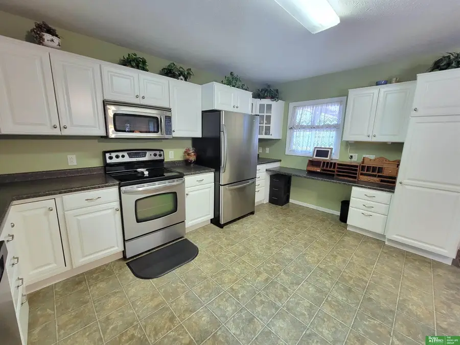 927 S Hutchins Avenue, York, NE 68467 - #3