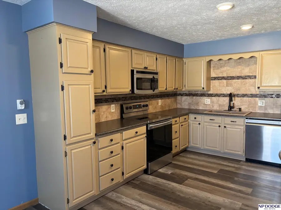604 Laredo Road, Papillion, NE 68046 - #3