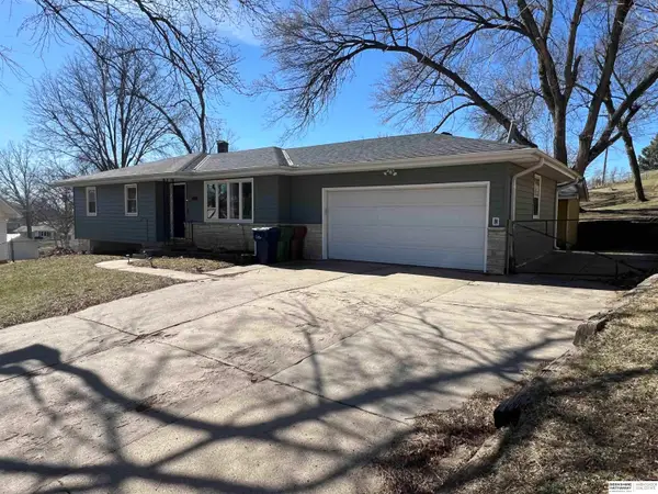 8014 Groves Avenue, Omaha, NE 68124